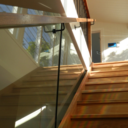 modern-living-stairs-and-glass-balustrades-g42